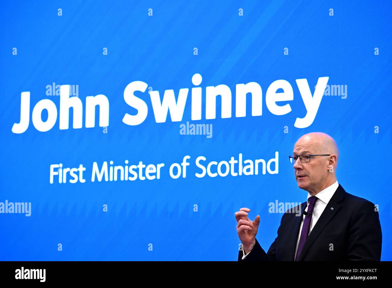 Der erste schottische Minister John Swinney hält eine Rede bei der Spatenstich-Zeremonie des Oligonukleotid Manufacturing Innovation Centre of Excellence im Medicines Manufacturing Innovation Centre in Paisley, Glasgow. Oligonukleotid-Therapien und -Arzneimittel haben das Potenzial, Behandlungen für Krankheiten wie Krebs, Herzerkrankungen und Alzheimer-Krankheit anzubieten. Bilddatum: Montag, 16. Dezember 2024. Stockfoto