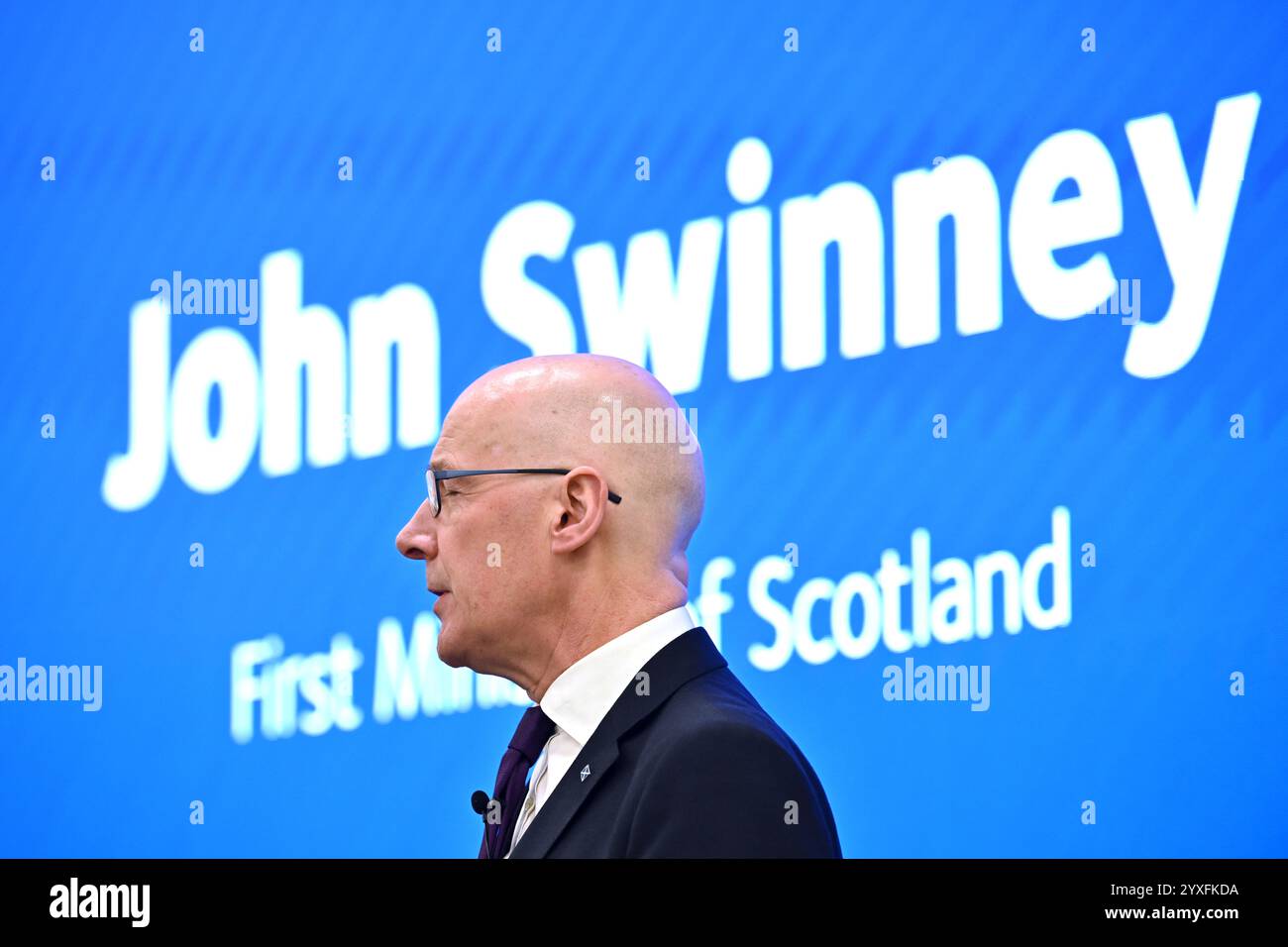 Der erste schottische Minister John Swinney hält eine Rede bei der Spatenstich-Zeremonie des Oligonukleotid Manufacturing Innovation Centre of Excellence im Medicines Manufacturing Innovation Centre in Paisley, Glasgow. Oligonukleotid-Therapien und -Arzneimittel haben das Potenzial, Behandlungen für Krankheiten wie Krebs, Herzerkrankungen und Alzheimer-Krankheit anzubieten. Bilddatum: Montag, 16. Dezember 2024. Stockfoto