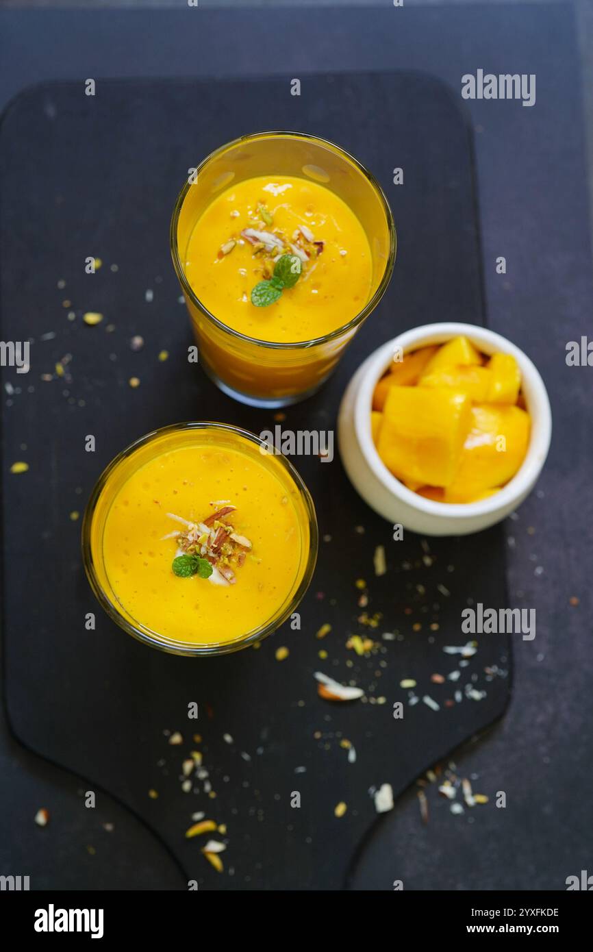 Hausgemachte Mango Lassi | traditioneller indischer Smoothie mit Mangos, selektiver Fokus Stockfoto