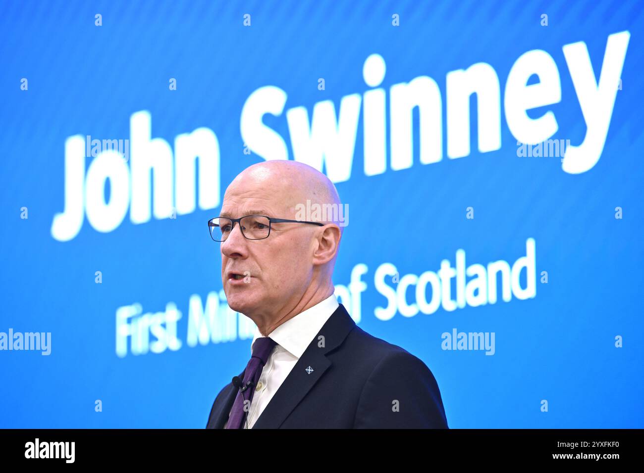 Der erste schottische Minister John Swinney hält eine Rede bei der Spatenstich-Zeremonie des Oligonukleotid Manufacturing Innovation Centre of Excellence im Medicines Manufacturing Innovation Centre in Paisley, Glasgow. Oligonukleotid-Therapien und -Arzneimittel haben das Potenzial, Behandlungen für Krankheiten wie Krebs, Herzerkrankungen und Alzheimer-Krankheit anzubieten. Bilddatum: Montag, 16. Dezember 2024. Stockfoto