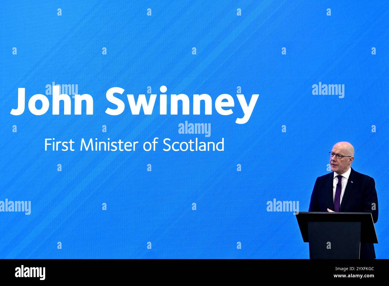 Der erste schottische Minister John Swinney hält eine Rede bei der Spatenstich-Zeremonie des Oligonukleotid Manufacturing Innovation Centre of Excellence im Medicines Manufacturing Innovation Centre in Paisley, Glasgow. Oligonukleotid-Therapien und -Arzneimittel haben das Potenzial, Behandlungen für Krankheiten wie Krebs, Herzerkrankungen und Alzheimer-Krankheit anzubieten. Bilddatum: Montag, 16. Dezember 2024. Stockfoto