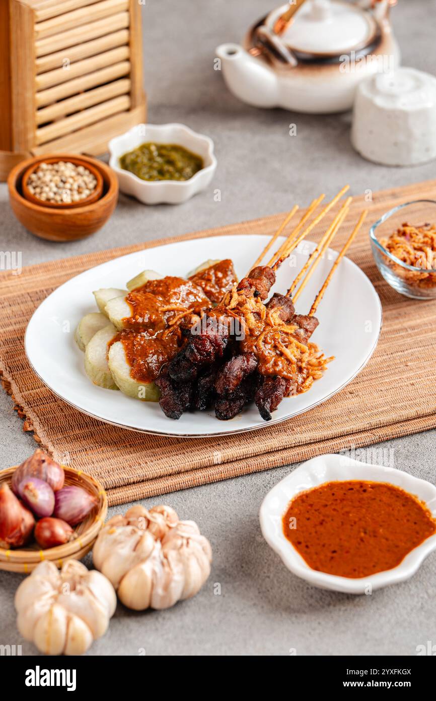 Schweinefleisch Satay oder Sate Babi. Schweinesatay serviert mit ...