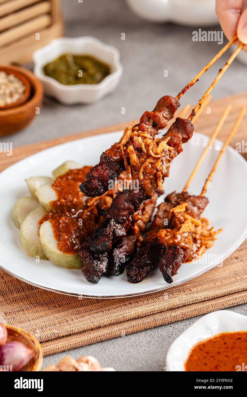 Schweinefleisch Satay oder Sate Babi. Schweinesatay serviert mit ...