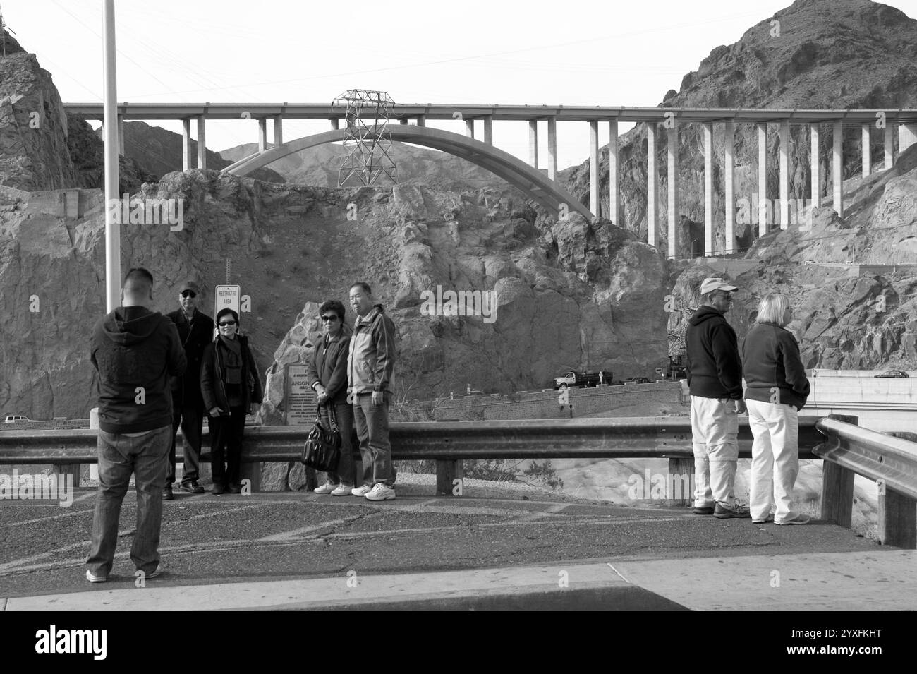 Touristen bewundern und fotografieren die Brücke auf steilen Klippen über den Colorado River am Hoover Dam zwischen Nevada und Arizona, USA. Stockfoto