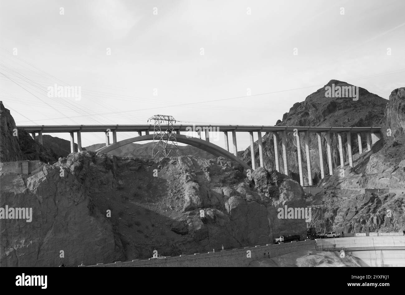 Die Mike O'Callaghan Pat Tillman Bridge überspannt eine steile Klippe über dem Colorado River am Hoover Dam zwischen Nevada und Arizona. Stockfoto