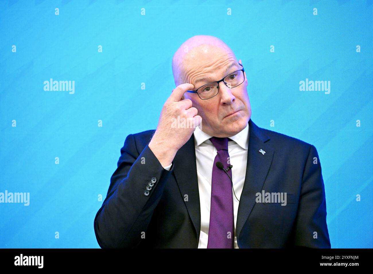Der erste schottische Minister John Swinney hält eine Rede bei der Spatenstich-Zeremonie des Oligonukleotid Manufacturing Innovation Centre of Excellence im Medicines Manufacturing Innovation Centre in Paisley, Glasgow. Oligonukleotid-Therapien und -Arzneimittel haben das Potenzial, Behandlungen für Krankheiten wie Krebs, Herzerkrankungen und Alzheimer-Krankheit anzubieten. Bilddatum: Montag, 16. Dezember 2024. Stockfoto