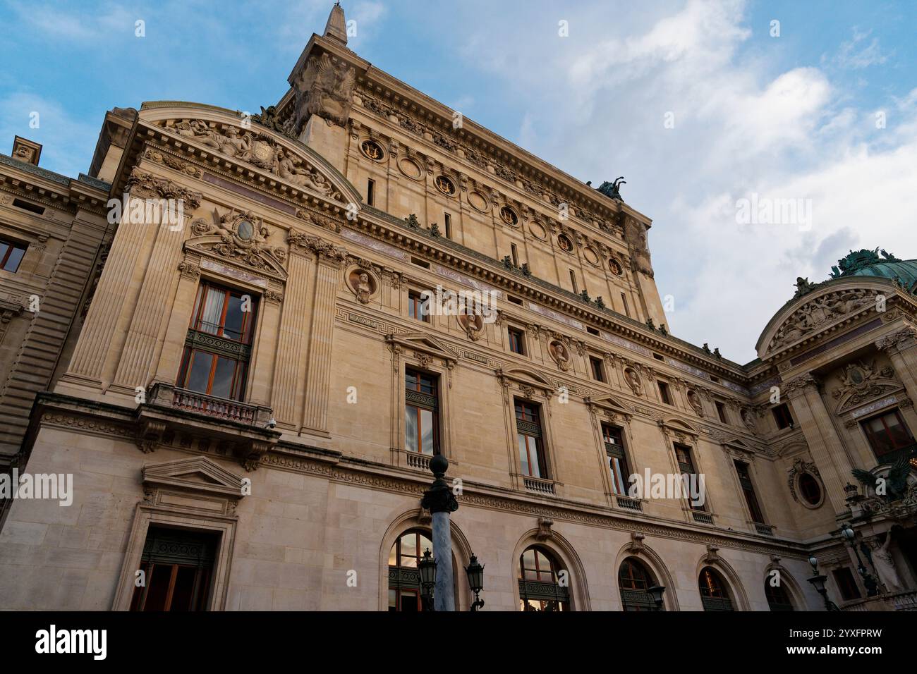 Architektonisches Wunder in Paris zeigt kompliziertes Design und historische Bedeutung unter einem bewölkten Himmel bei Sonnenuntergang Stockfoto