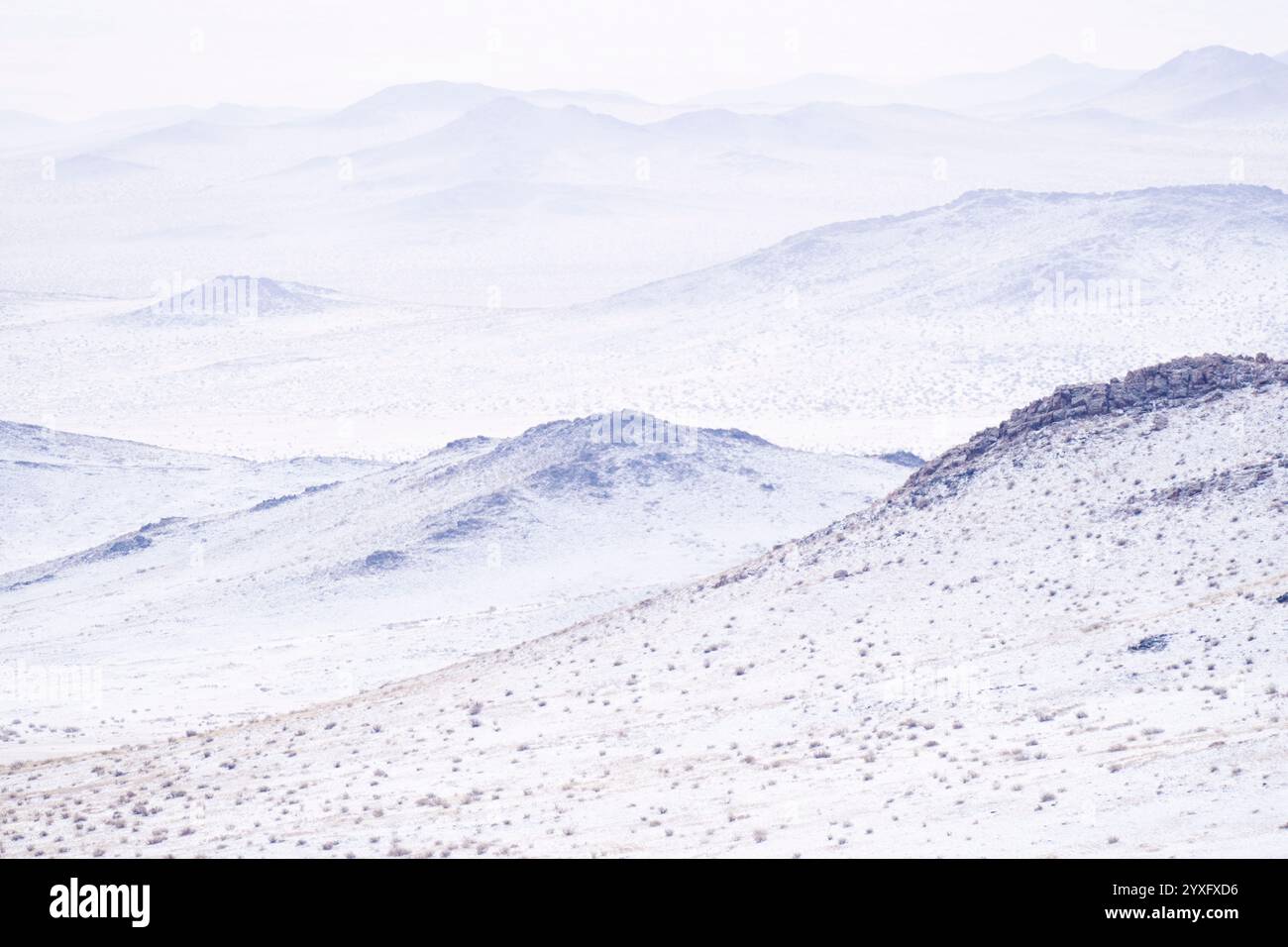 Trockengemäßigte Steppen- und Gebirgsregionen in der westlichen Mongolei. Steppe, oder Grassavanne, ist ein Biom, dessen Ökosystem durch Grasland oder p gekennzeichnet ist Stockfoto