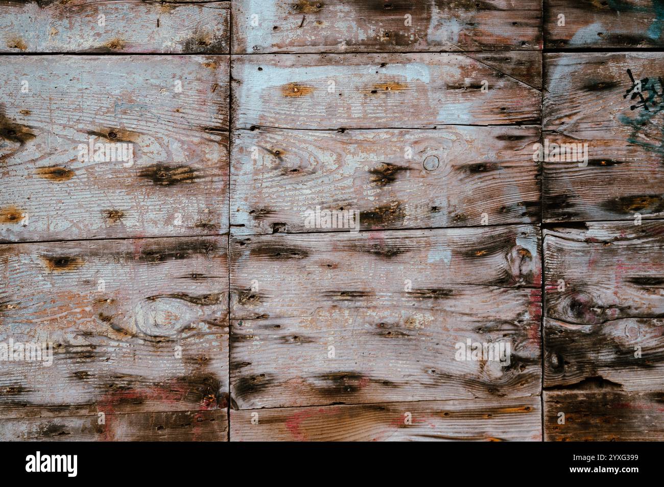 Alte Holzbretter an der Wand mit schwarzen Nagelflecken. Wird als Hintergrund verwendet Stockfoto