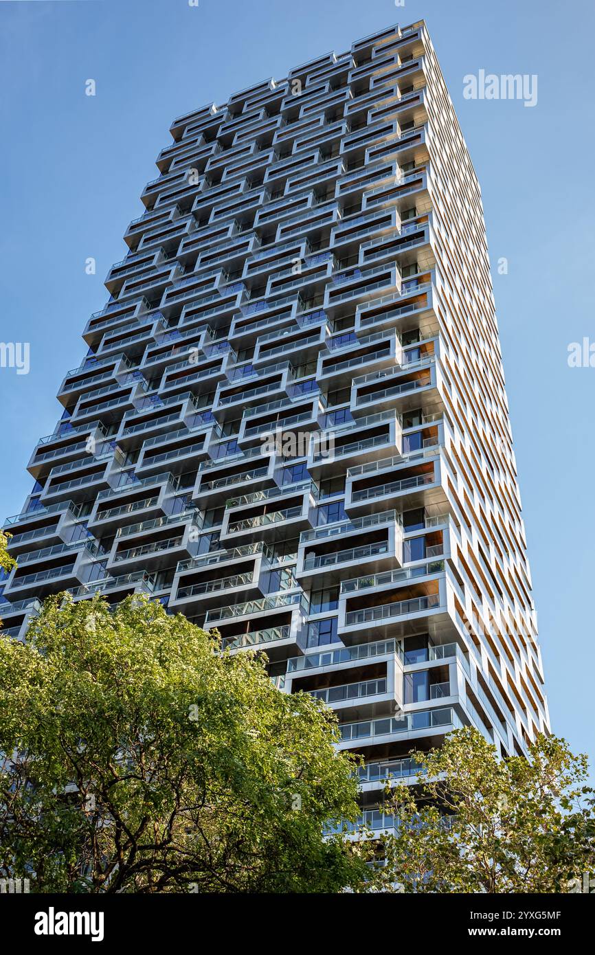 Vancouver House Building Canada, Eine vertikale Aufnahme eines coolen modernen Wolkenkratzers in der Innenstadt. Wohnhochhaus entworfen vom dänischen Architekten Bjarke Inge Stockfoto