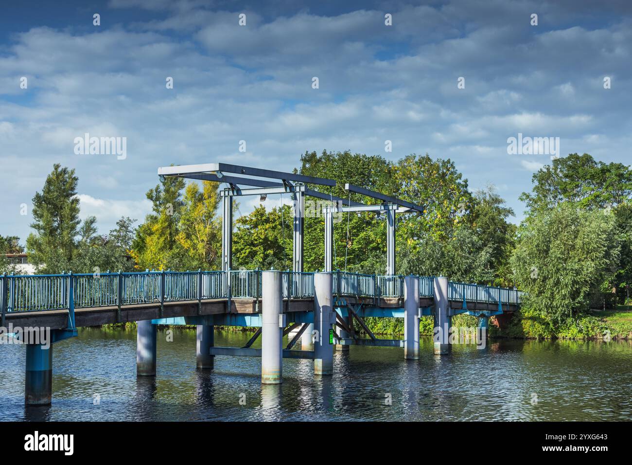Weiße Brücke im Hafen in Toenning, Halbinsel Eiderstedt, Nordfriesland, Schleswig-Holstein, Deutschland Stockfoto