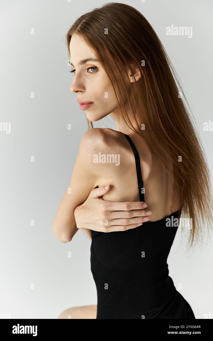 Eine junge Frau mit Anorexie denkt über ihre Reflexion nach, vermittelt Emotionen und Stärke. Stockfoto