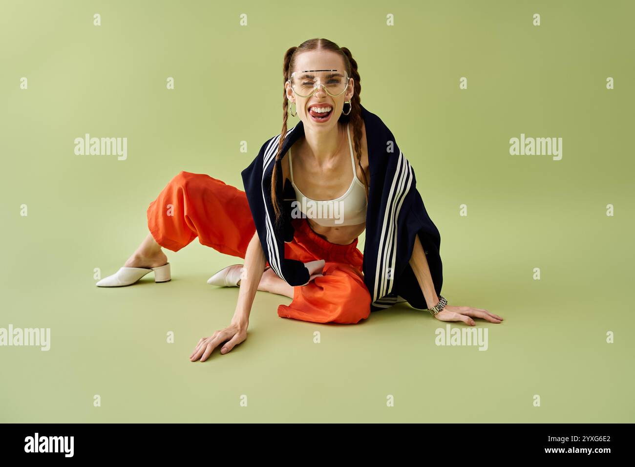 Eine junge Frau zeigt ihren einzigartigen Stil, während sie sichtbar mit Anorexie kämpft. Stockfoto