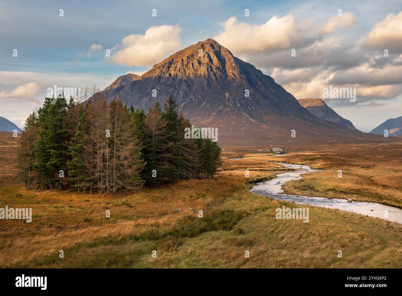 Wunderschöner goldener Morgen in Glencoe mit River Coupall und Buachalle Etive Mor, Scottish Highlands, Großbritannien. Stockfoto
