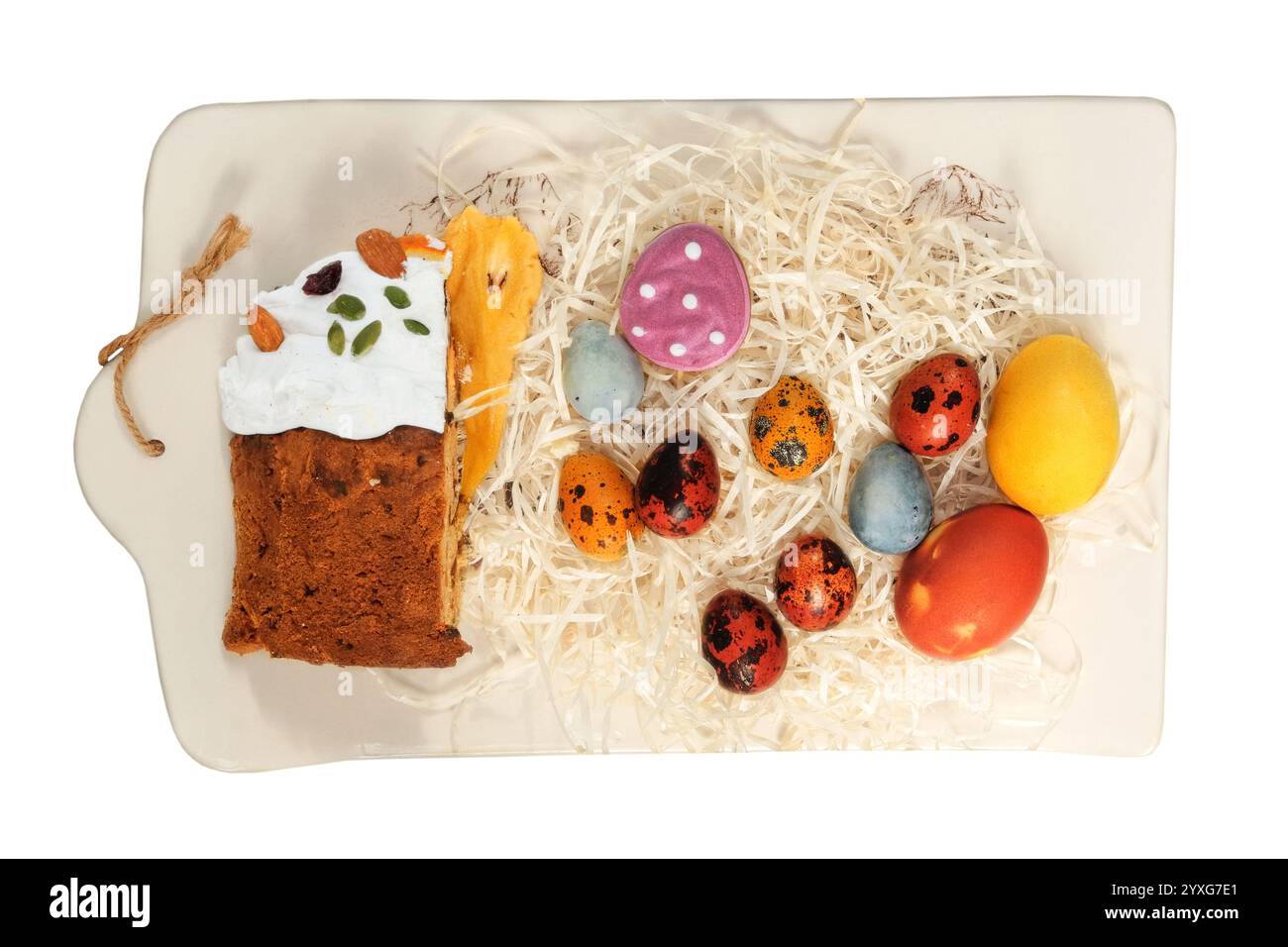Osterkuchen, Kekse und bemalte Eier in Keramikschale. Isolieren auf weißem Hintergrund. Ostertraditionen. Auswahl an hausgemachten Speisen. Rustikaler Stil. Stockfoto
