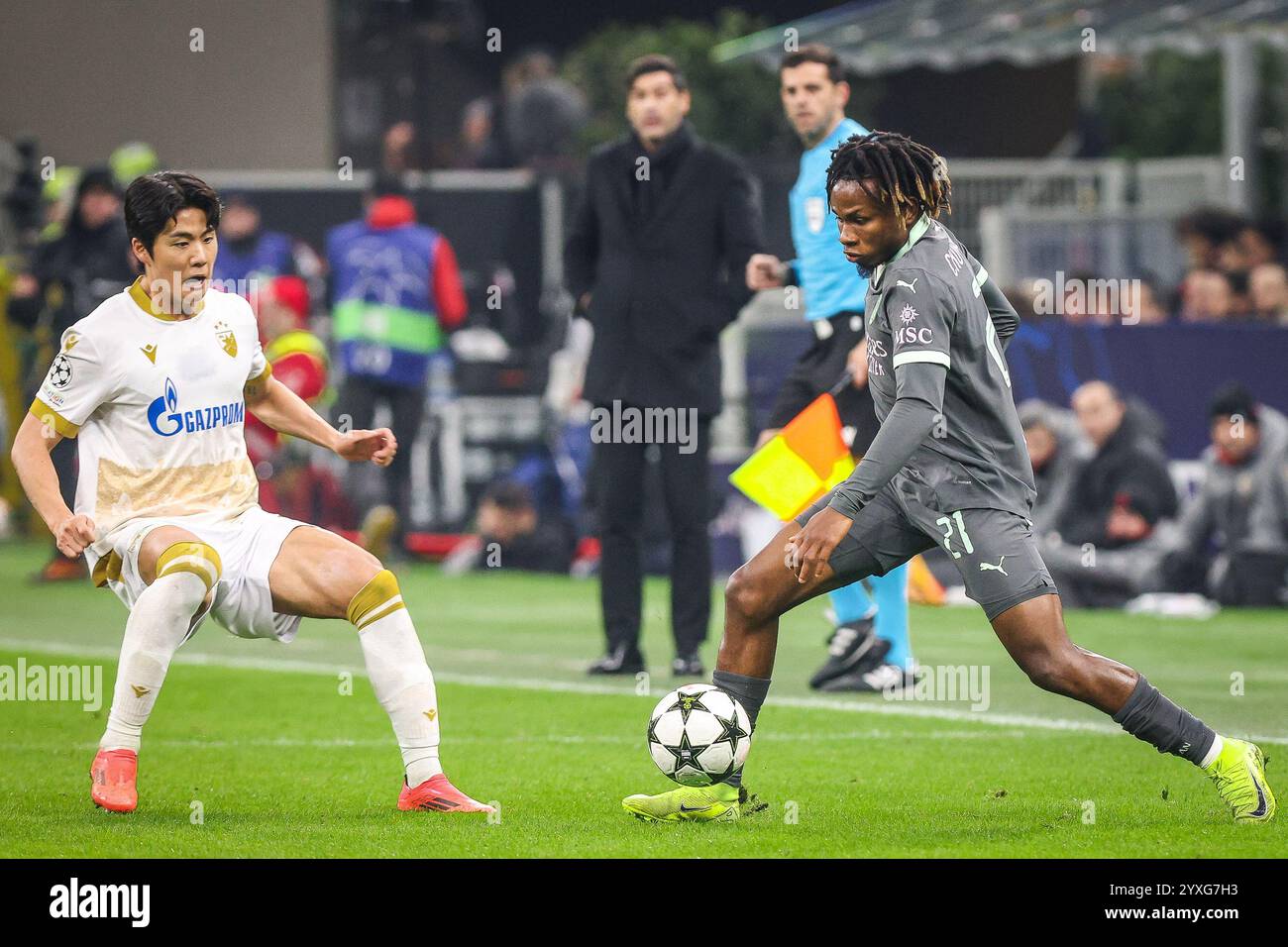 Mailand, Italie. Dezember 2024. Young-Woo SEOL von Crvena Zvezda und Samuel CHUKWUEZE vom AC Milan während des Fußballspiels der UEFA Champions League, League Phase MD6 zwischen AC Milan und Crvena Zvezda am 11. Dezember 2024 im San Siro Stadion in Mailand, Italien - Foto Matthieu Mirville (F Bertani)/DPPI Credit: DPPI Media/Alamy Live News Stockfoto