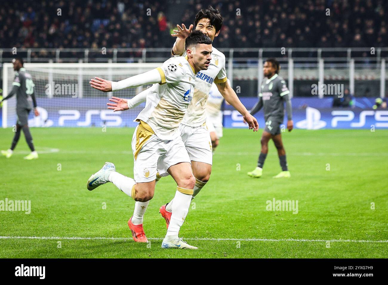 Mailand, Italie. Dezember 2024. Nemanja RADONJIC von Crvena Zvezda feiert sein Tor mit Young-Woo SEOL von Crvena Zvezda während des Fußballspiels UEFA Champions League, League Phase MD6 zwischen AC Milan und Crvena Zvezda am 11. Dezember 2024 im San Siro Stadion in Mailand, Italien - Foto Matthieu Mirville (F Bertani)/DPPI Credit: DPPI Media/Alamy Live News Stockfoto