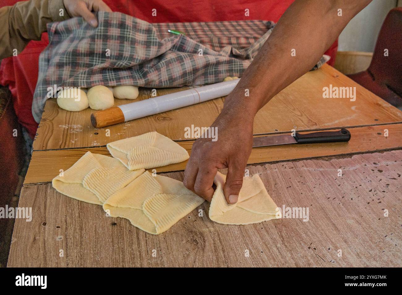 Samosa macht auf der Straße Pakistans Stockfoto