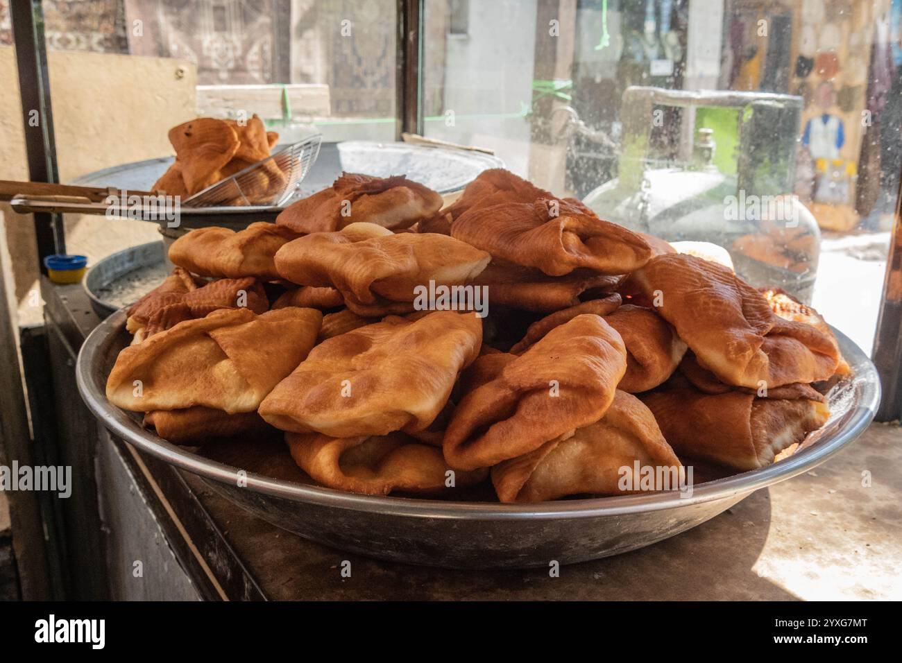 Samosa macht auf der Straße Pakistans Stockfoto