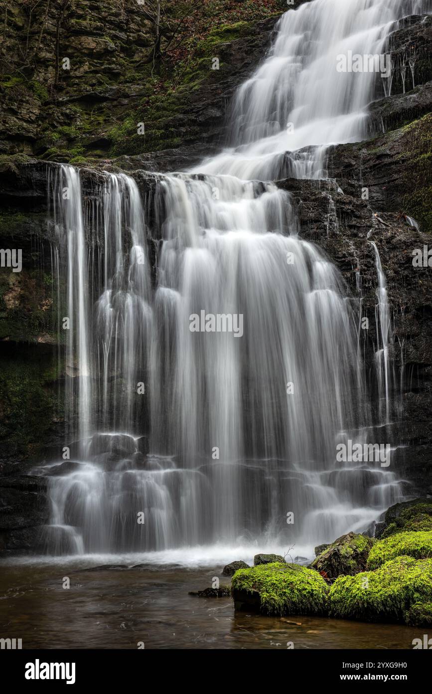 Schöner Wasserfall in der britischen Landschaft; Scaleber Force, Yorkshire Dales National Park, Großbritannien. Stockfoto