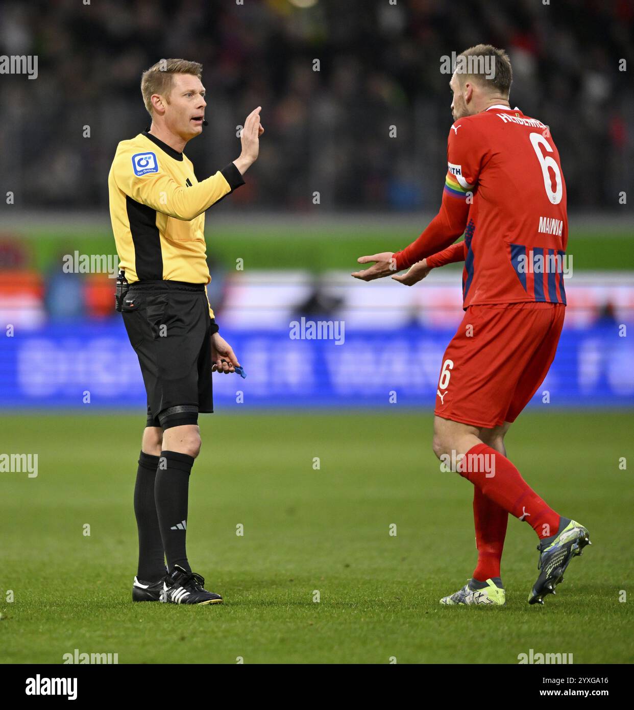 Schiedsrichter Christian Dingert Gesture Warnte Patrick Mainka 1. FC Heidenheim 1846 FCH (06) Voith-Arena, Heidenheim, Baden-Württemberg Stockfoto