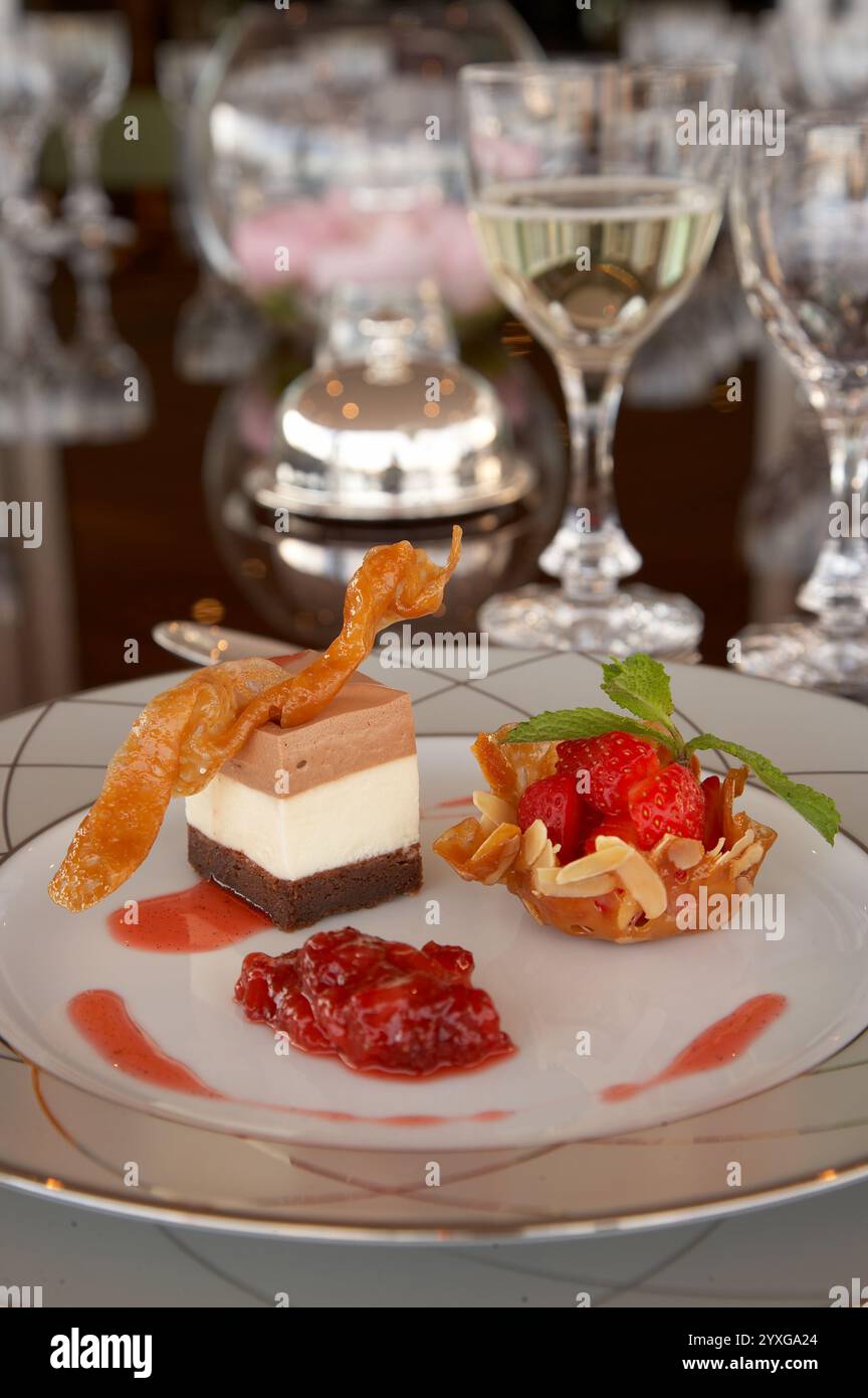 Elegante Dessertpräsentation mit Schokolade und Obst im Restaurant Stockfoto