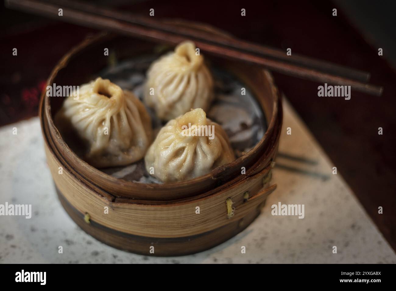 Entenknödel (Jian Wang Kao ya Bao), eines der beliebtesten Gerichte im Restaurant Nan Jing da Pai Dang, Nanjing, China, Asien Stockfoto