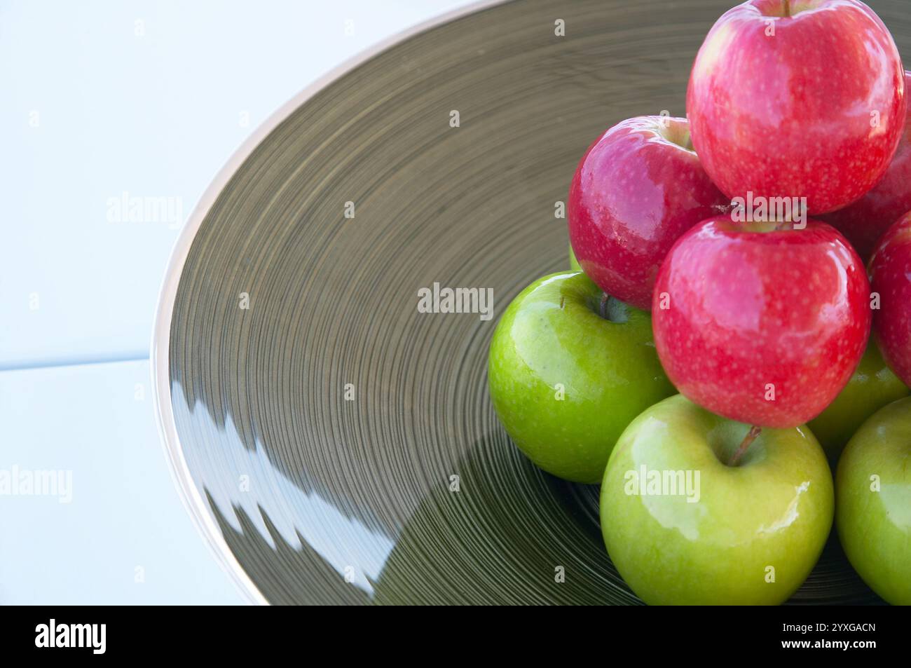 Frische rote und grüne Äpfel in einer stilvollen Schüssel Stockfoto