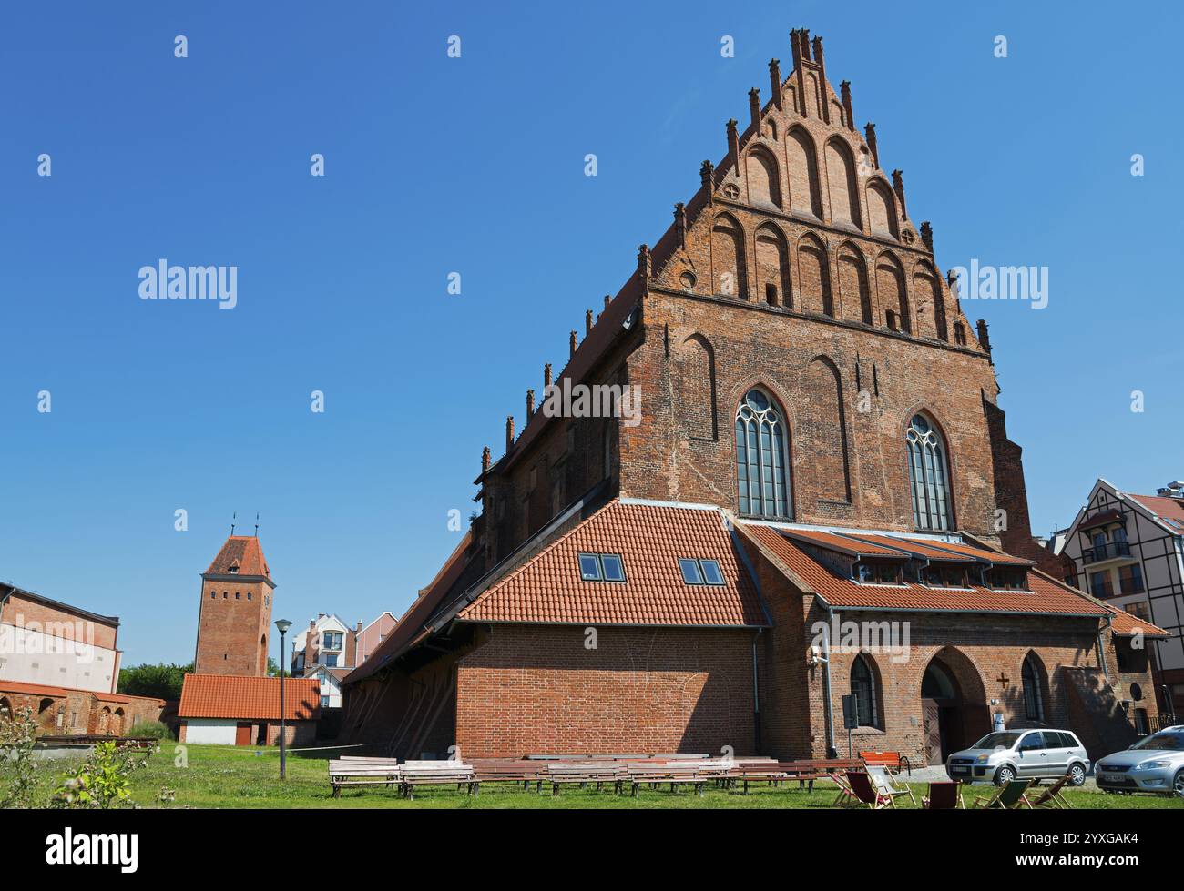 Eine große Backsteinkirche mit gotischer Architektur und spitzem Dach, Centrum Sztuki Galeria EL, Kunstgalerie, Elblag, Elbing, Warminsko-Mazurskie Woiwodeshi Stockfoto
