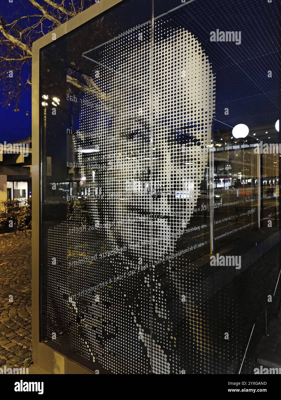 Porträt von Konrad Adenauer auf der Glasscheibe an der unterirdischen Ausfahrt Heussallee und Museumsmeile, Bonn, Nordrhein-Westfalen, Deutschland, Europa Stockfoto