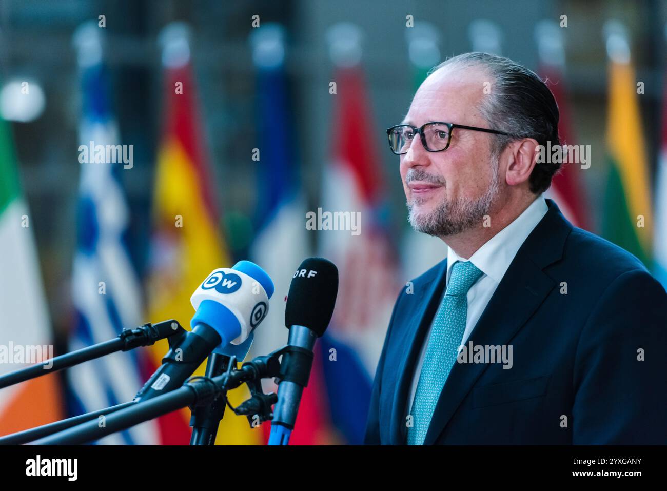 BRÜSSEL, BELGIEN – 16. Dezember 2024 Der österreichische Außenminister Alexander SCALLENBERG spricht während einer Pressekonferenz, bevor der Rat Auswärtige Angelegenheiten am 16. Dezember 2024 im Europa-Gebäude den Sitz des EU-Rates in Brüssel eröffnet. Die Außenminister der EU werden die russische Aggression gegen die Ukraine und die jüngsten Entwicklungen im Nahen Osten erörtern, wobei der Schwerpunkt auf Syrien, Libanon und den Entwicklungen in der Nahostkrise liegen wird. Quelle: Morfo SAVVA/Alamy Live News Stockfoto