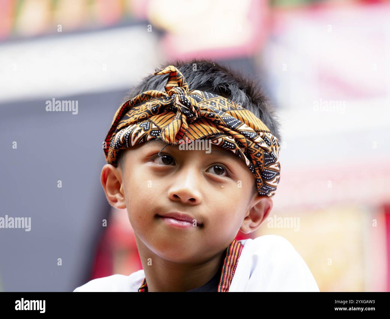 Traumhafter Junge in traditioneller festlicher Kleidung, Trauerfeier, Tana Toraja, Sulawesi, Indonesien, Asien Stockfoto