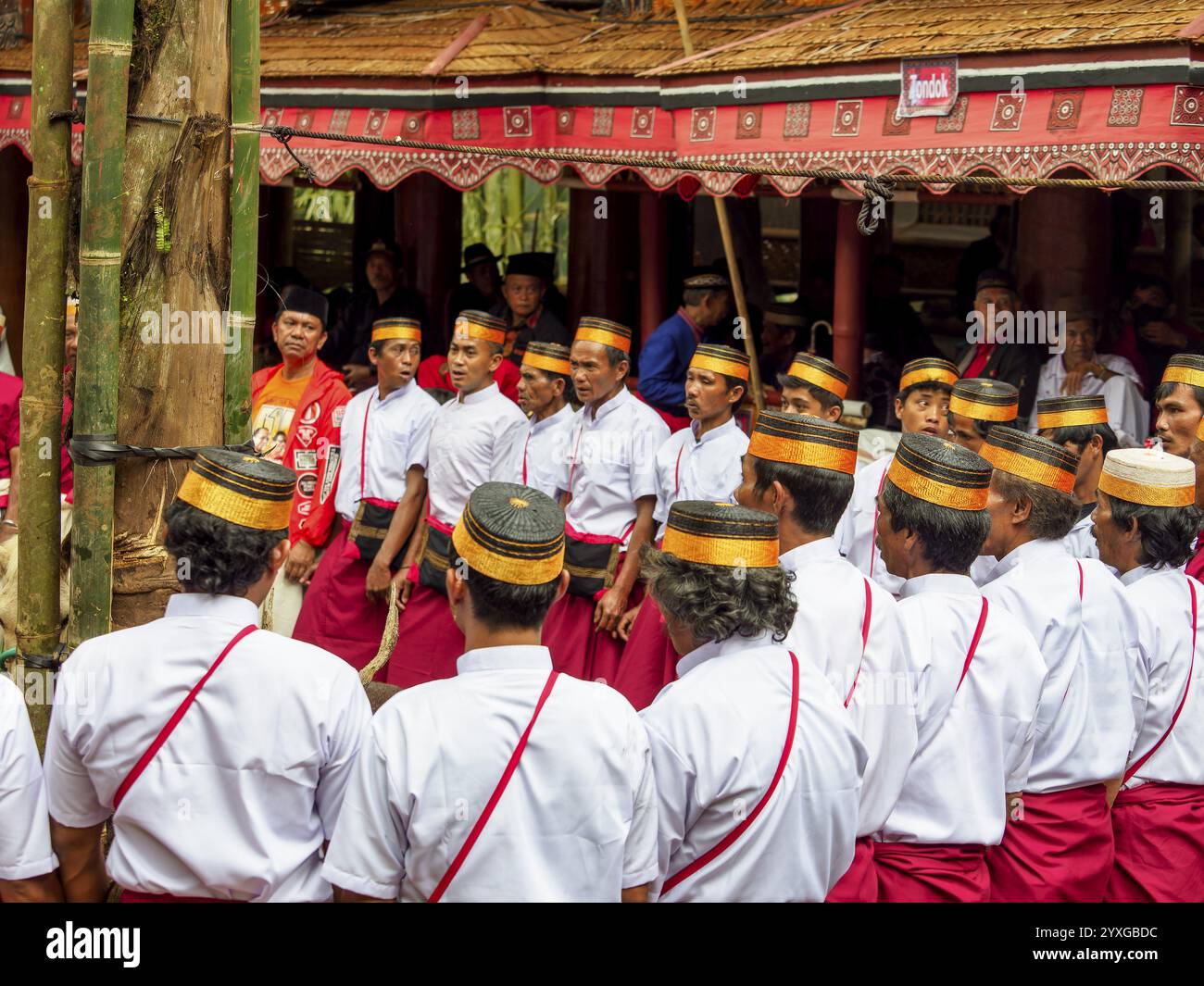 Männer in traditioneller festlicher Kleidung, Trauerzeremonie, Tana Toraja, Sulawesi, Indonesien, Asien Stockfoto