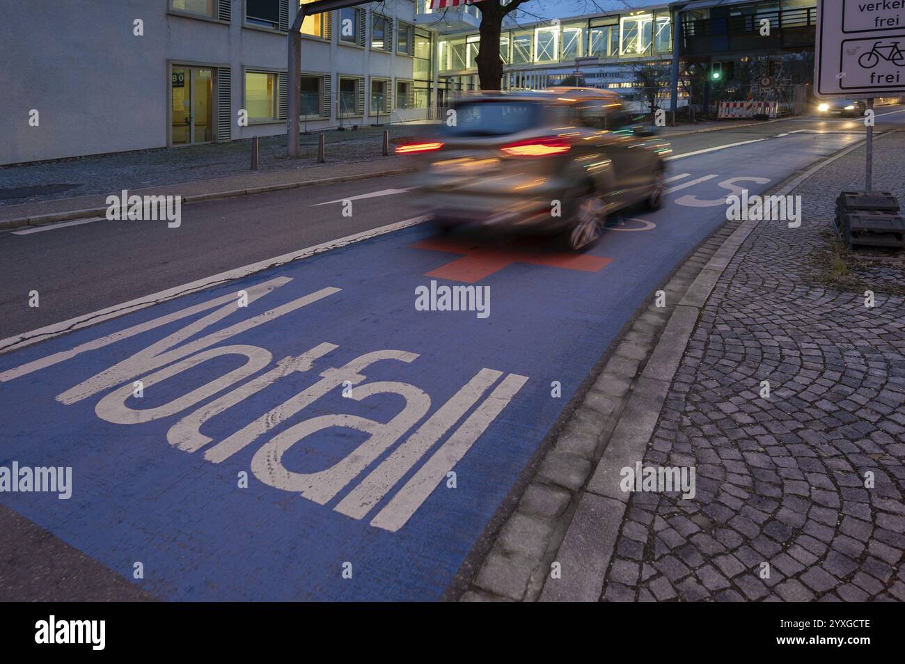 Notspur für Krankenwagen, Busse und Taxis, Erlangen, Mittelfranken, Bayern, Deutschland, Europa Stockfoto