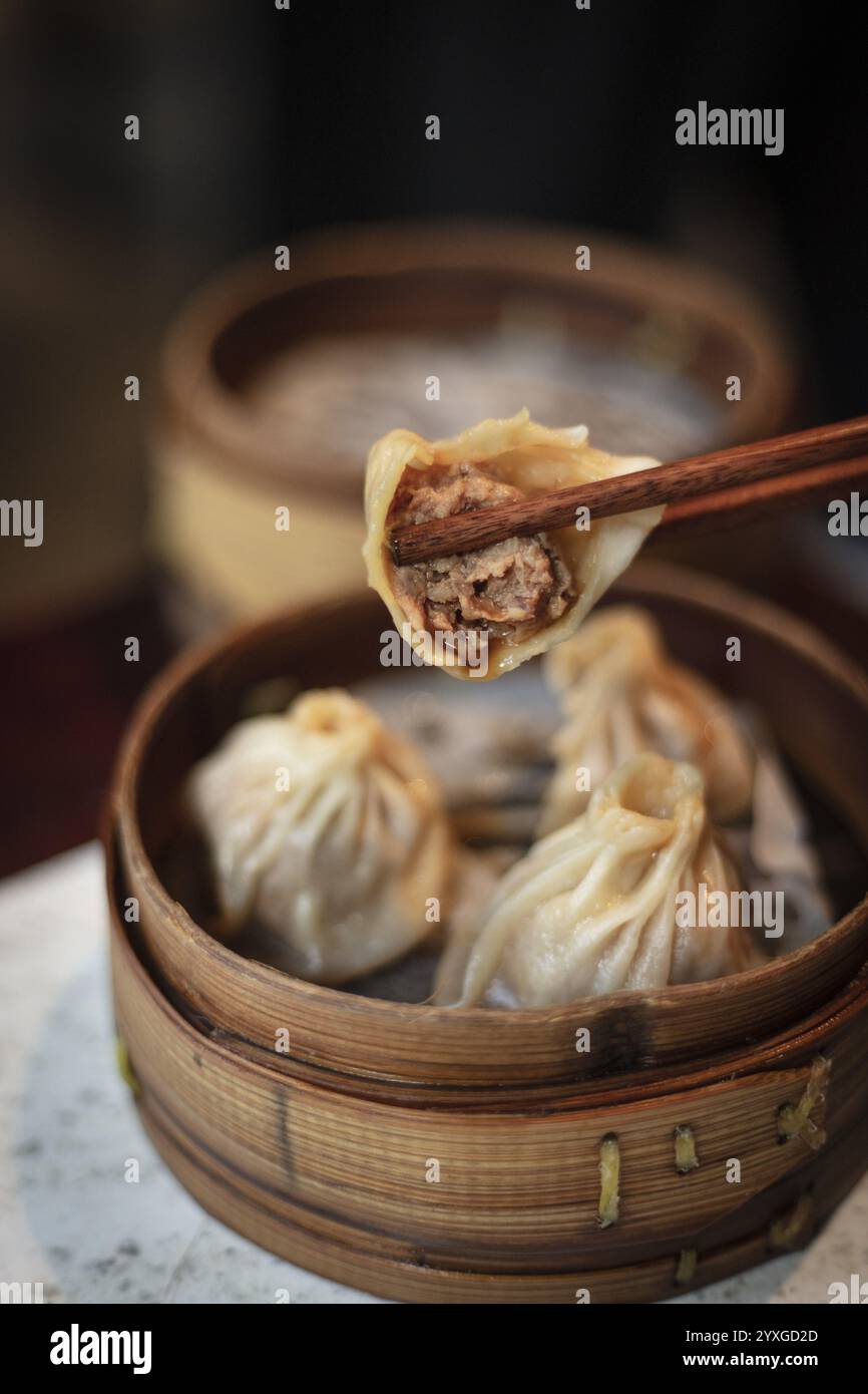 Entenknödel (Jian Wang Kao ya Bao), eines der beliebtesten Gerichte im Restaurant Nan Jing da Pai Dang, Nanjing, China, Asien Stockfoto