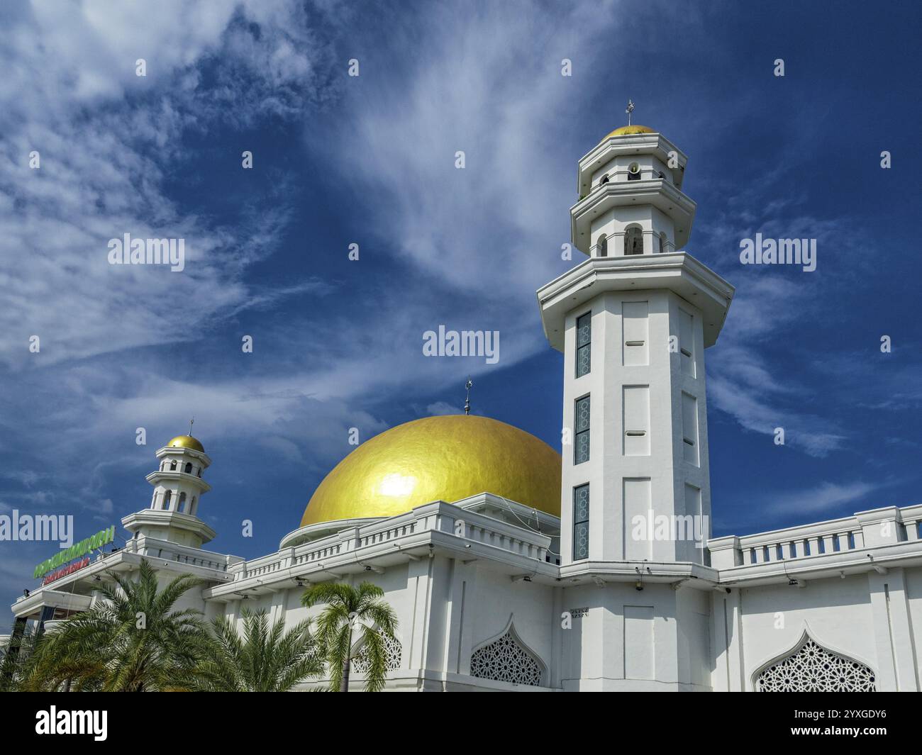 Weiße Moschee mit goldenen Kuppeln, Sengkang, Sulawesi, Indonesien, Asien Stockfoto