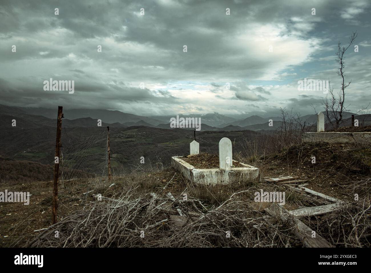 Grab auf einem muslimischen Friedhof, Gjinar, Elbasan Berge, Albanien, Europa Stockfoto