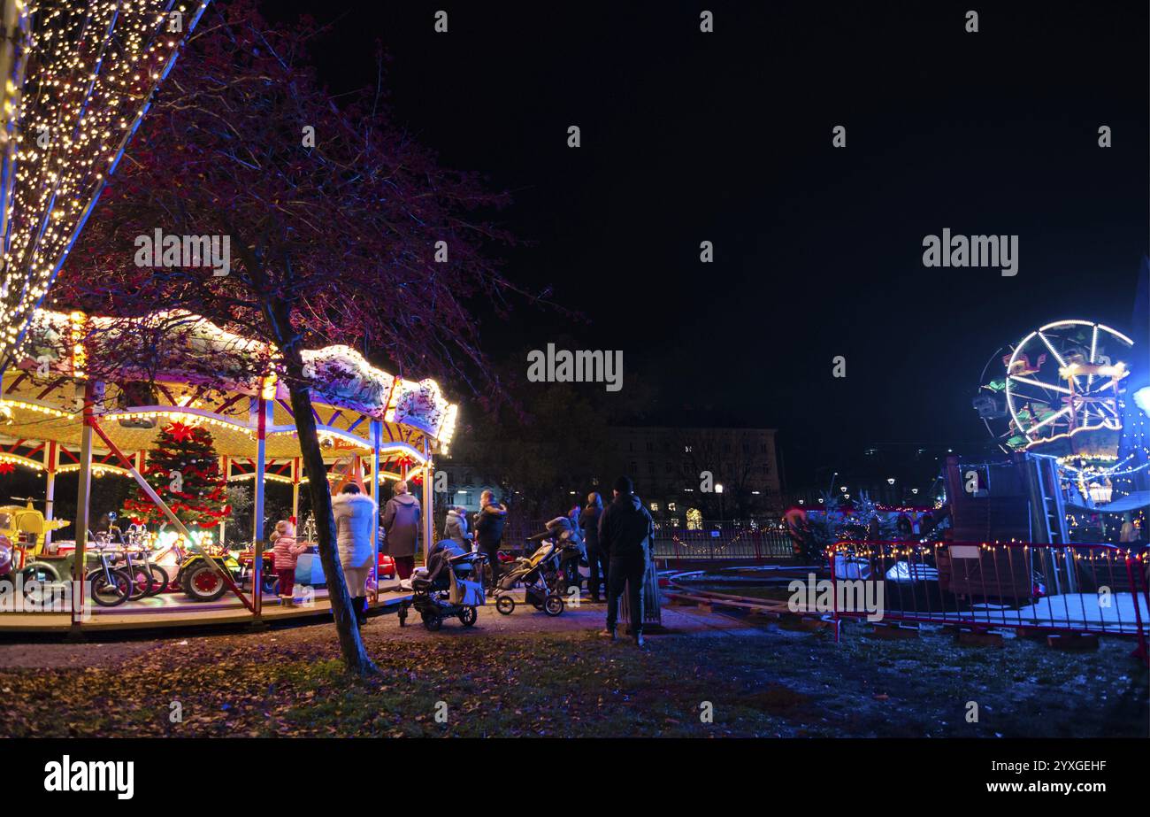 Graz, Österreich - 22. November 2019: Vintage Karussell und schöne Weihnachtsdekoration bei Nacht, im Zentrum von Graz, Steiermark, Österreich, Stockfoto