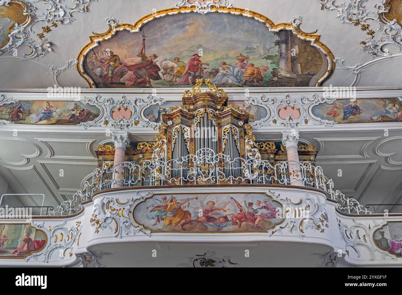 Orgelloft und Fresken, Rokoko-Kirche St. Ulrich, liebevoll bekannt als -die kleine Wiese-, Seeg, Allgaeu, Bayern, Deutschland, Europa Stockfoto