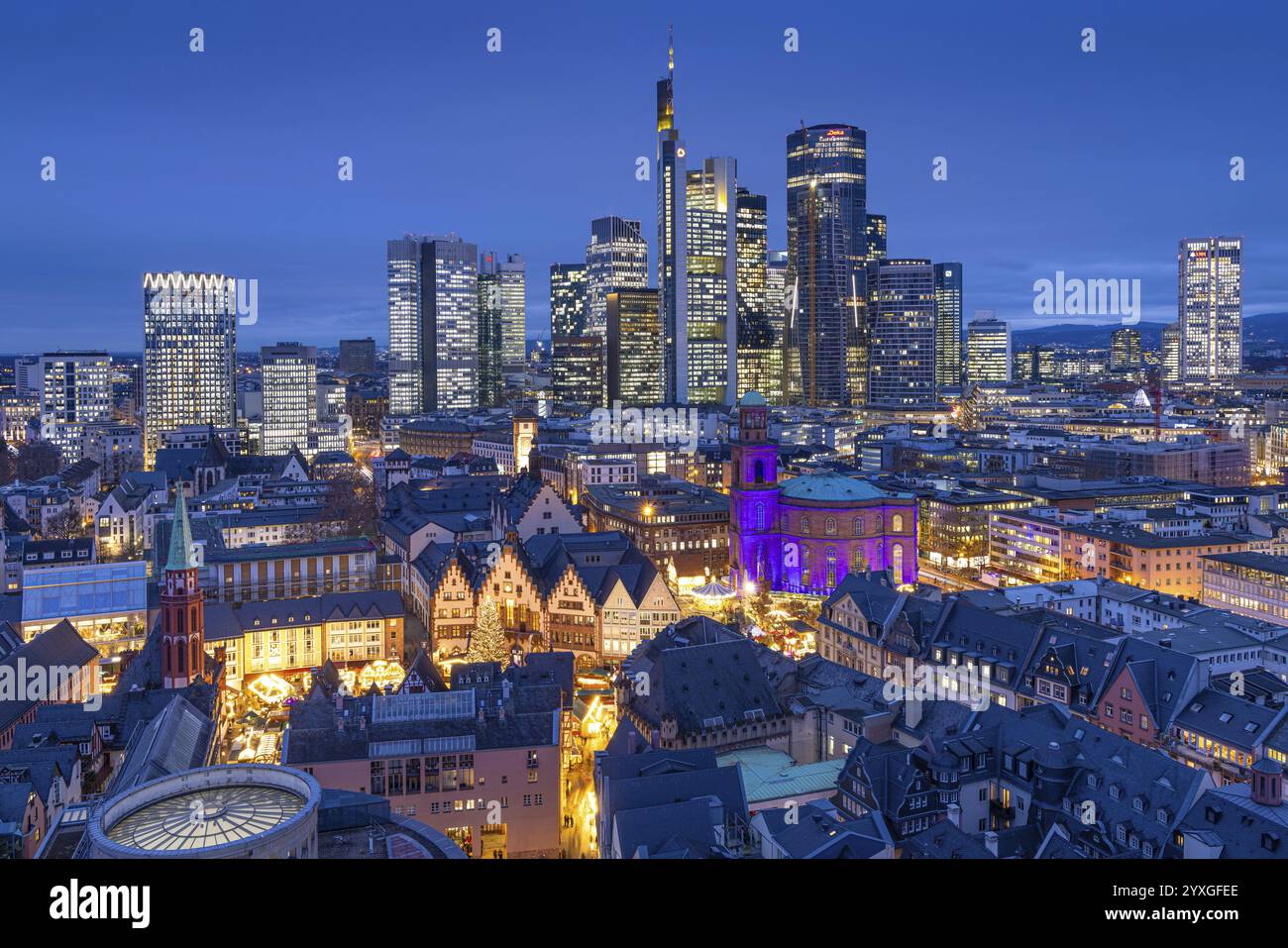 Die Paulskirche in Frankfurt am Main wird am 10. Dezember 2024 mitten auf dem Weihnachtsmarkt in Blau beleuchtet, International Human Rights Stockfoto