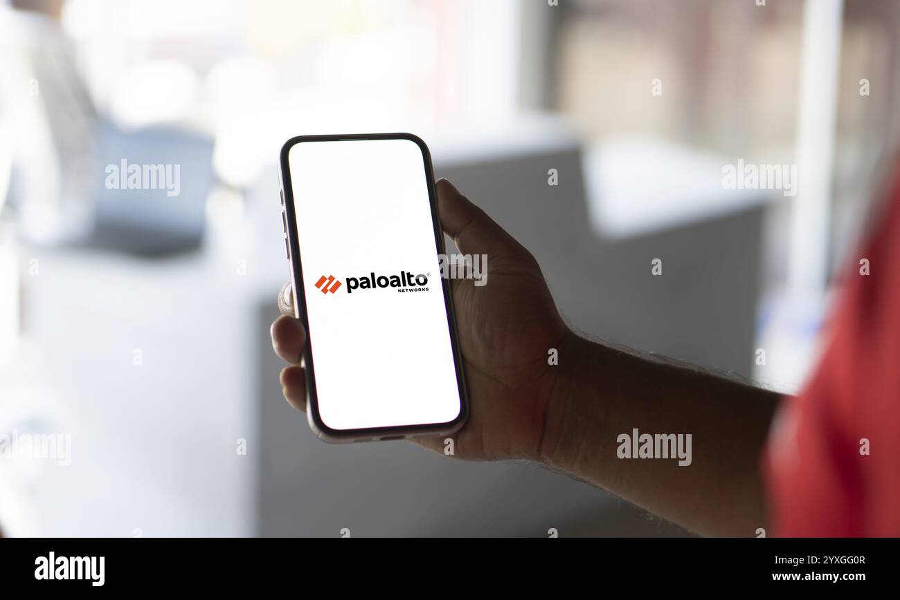 In dieser Abbildung ist das Palo Alto Networks-Logo eines amerikanischen Cybersicherheitsunternehmens auf einem Mobiltelefon und einem Computerbildschirm zu sehen Stockfoto