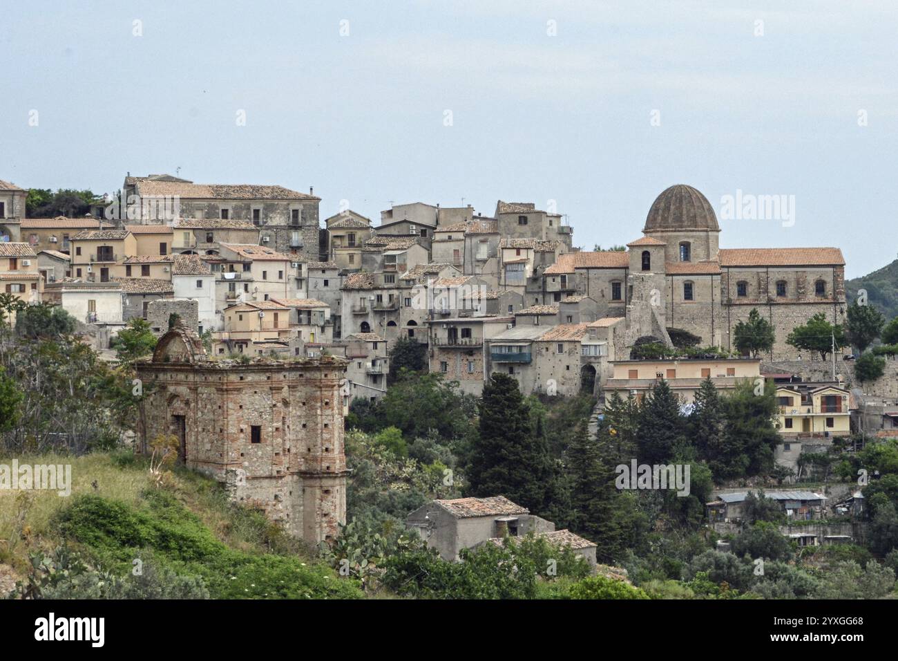 Savoca, ein bezauberndes mittelalterliches Dorf auf einem Hügel in sizilien, zeigt seine historische Architektur und zeitlose Schönheit Stockfoto