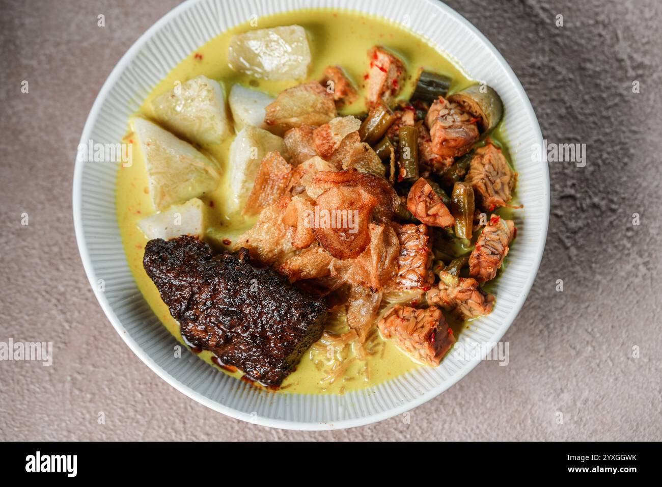 Lontong Sayur oder Gemüsereis Kuchen ist ein traditionelles indonesisches Reisgericht Stockfoto