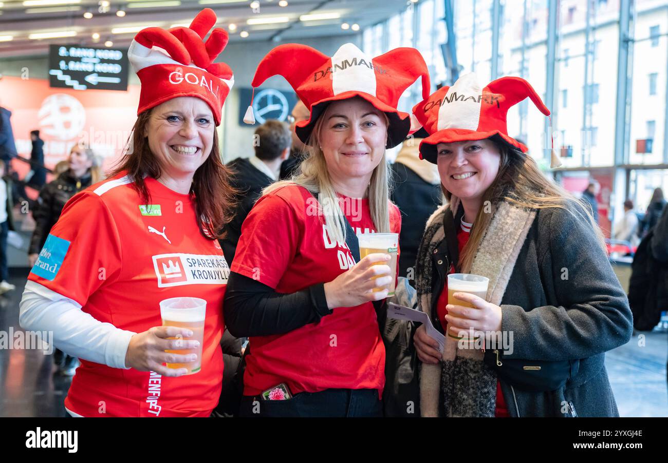 20241215 EHF Frauen Handball Europameisterschaft WIEN, ÖSTERREICH - 15. DEZEMBER: Fans Dänemarks bei der Frauen Handball Europameisterschaft - Frauen EHF Euro 2024 Handball Championchip unter dem Motto -Catch the Spirit- zwischen Ungarn und Frankreich in der Halle D der Wiener Stadthalle am 15. Dezember 2024 in Wien, Österreich. 241215 SEPA 17 144 Copyright: XIsabellexOuvrardx SEPAxMedia Stockfoto