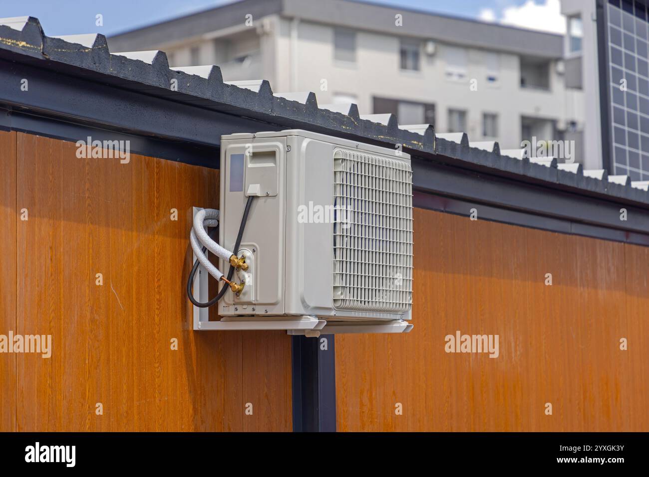 Klimaanlagen-Mini-Split-System, externe Einheit, montiert an der Baracke Stockfoto