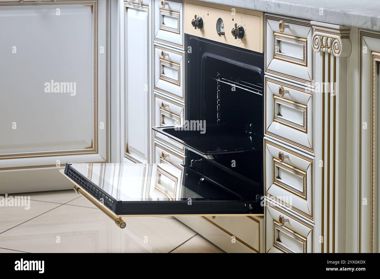Modernes, luxuriöses klassisches Design mit hellen Küchendetails, sauberes Innendesign, leerer, sauberer Gasherd mit offener Tür Stockfoto