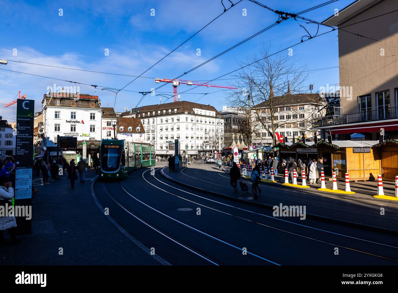 Basel, Schweiz. Dezember 2024. Die Menschen laufen über den Barfüsserplatz in Basel. Die Organisatoren des Eurovision Song Contests 2025 in Basel präsentieren heute das Design und die Bühnengestaltung des ESC 2025 und geben Einblicke in Bereiche wie Ticketing und Sponsoring. Quelle: Philipp von Ditfurth/dpa/Alamy Live News Stockfoto