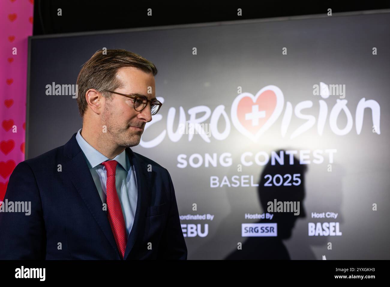 Basel, Schweiz. Dezember 2024. Conradin Cramer, Regierungspräsident des Kantons Basel-Stadt, steht auf einer Bühne und spricht. Die Organisatoren des Eurovision Song Contests 2025 in Basel präsentieren heute das Design und die Bühnengestaltung des ESC 2025 und geben Einblicke in Bereiche wie Ticketing und Sponsoring. Quelle: Philipp von Ditfurth/dpa/Alamy Live News Stockfoto