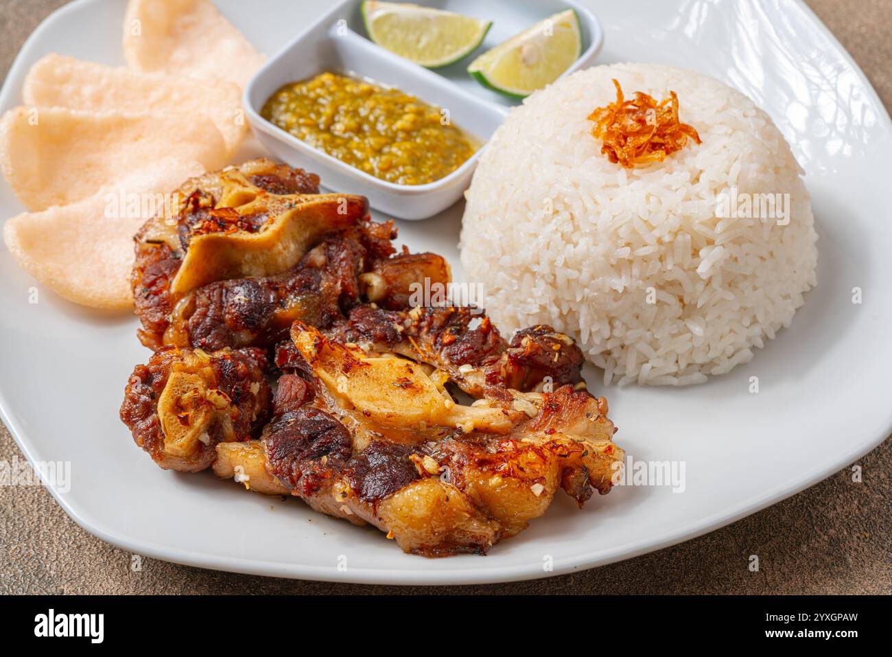 Gegrillte Rinderrippchen mit bbq-Sauce und Reis Stockfoto