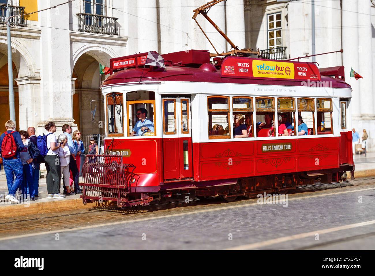 Hill Tramtour an Haltestelle 1 auf Prac do Comércio (Handelsplatz) mit Arco da Rua Augusta dahinter. Touren bieten das typische Lissabon'auf der berühmten 28 Route Stockfoto